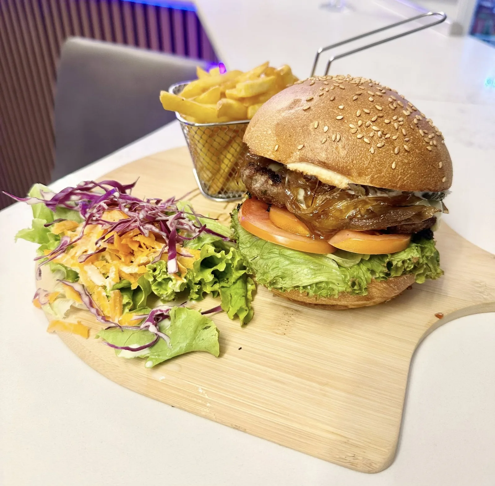 Burger et frites du menu Black Pirates